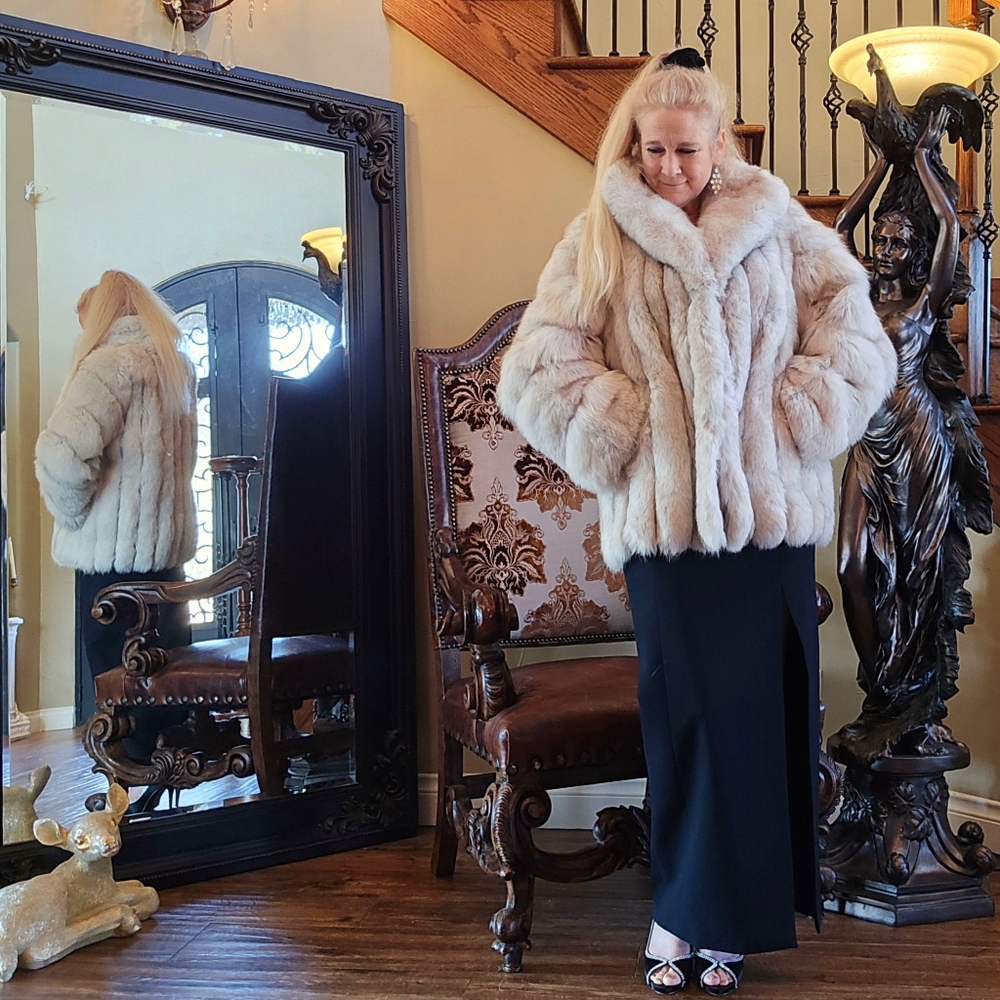 Elegant Ivory Fox Fur Coat with Rolling Sleeves & Plush Collar - Picture 11 of 17